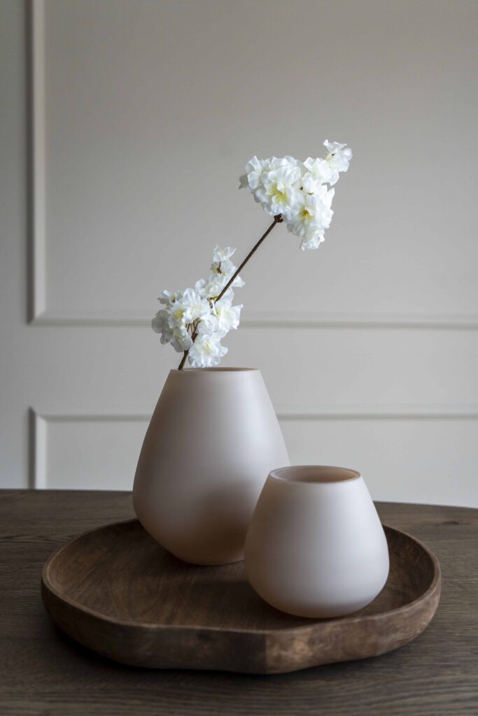 Close-up van Tasman vaas met organische vorm en matte afwerking