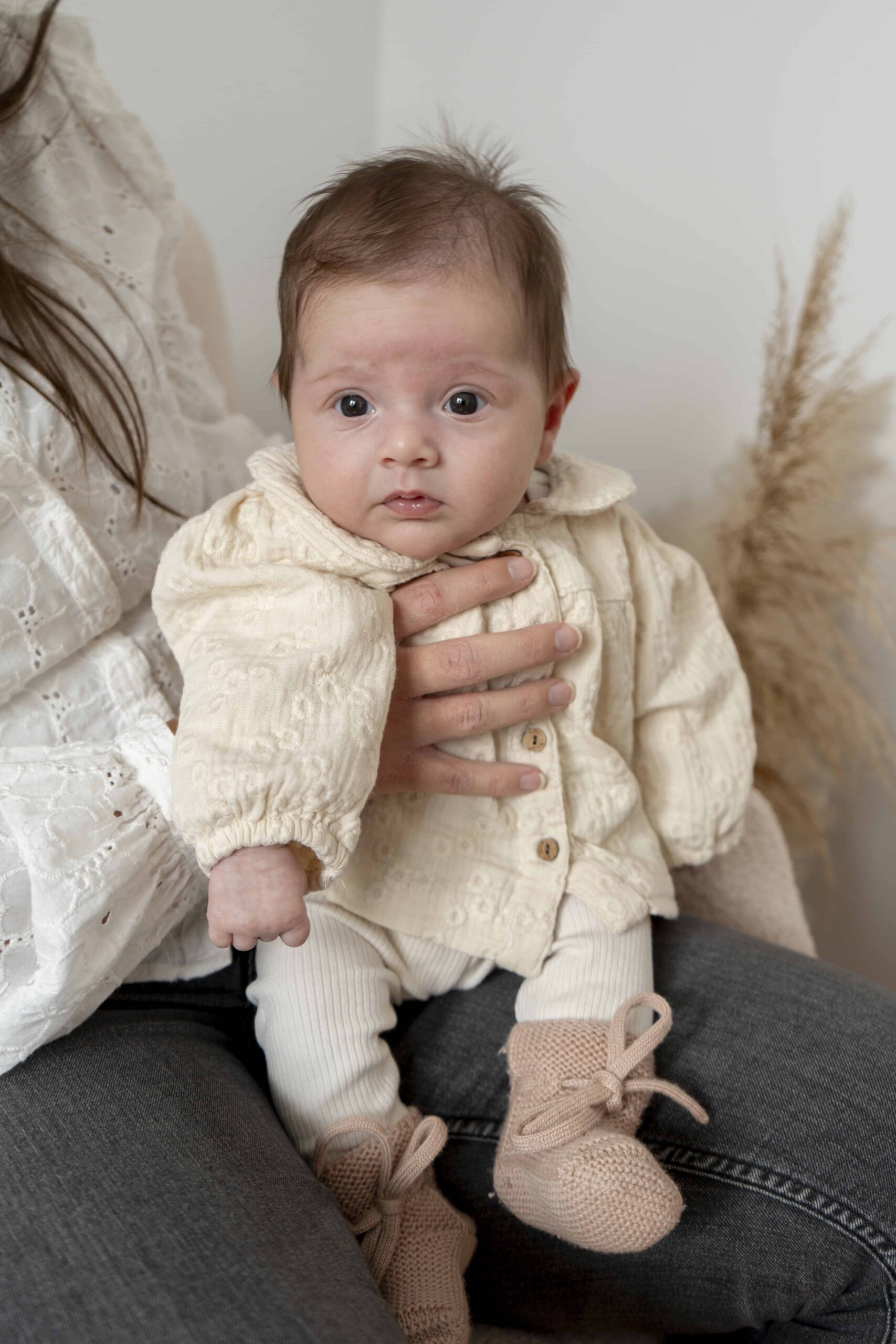 Intiem moment tussen moeder en baby vastgelegd tijdens fotoshoot thuis in Kaatsheuvel