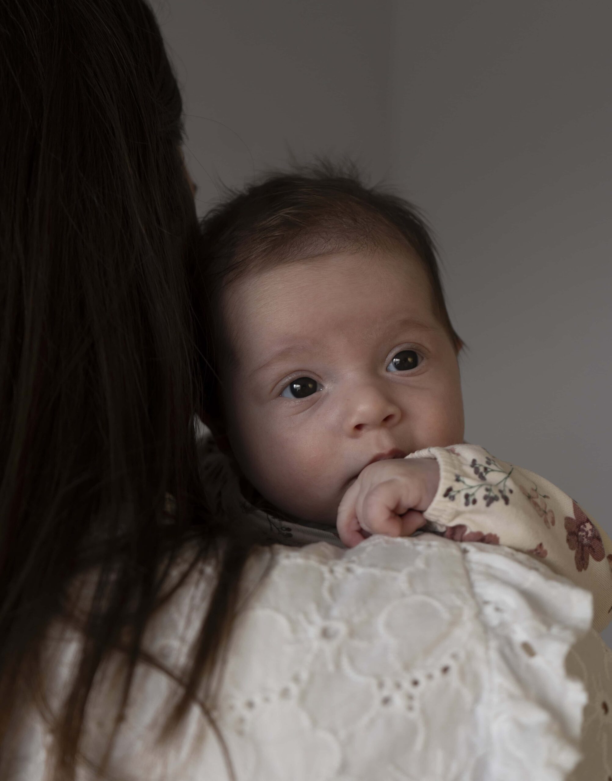 Close-up van baby tijdens fotoshoot in Kaatsheuvel, vastgelegd in warme tinten