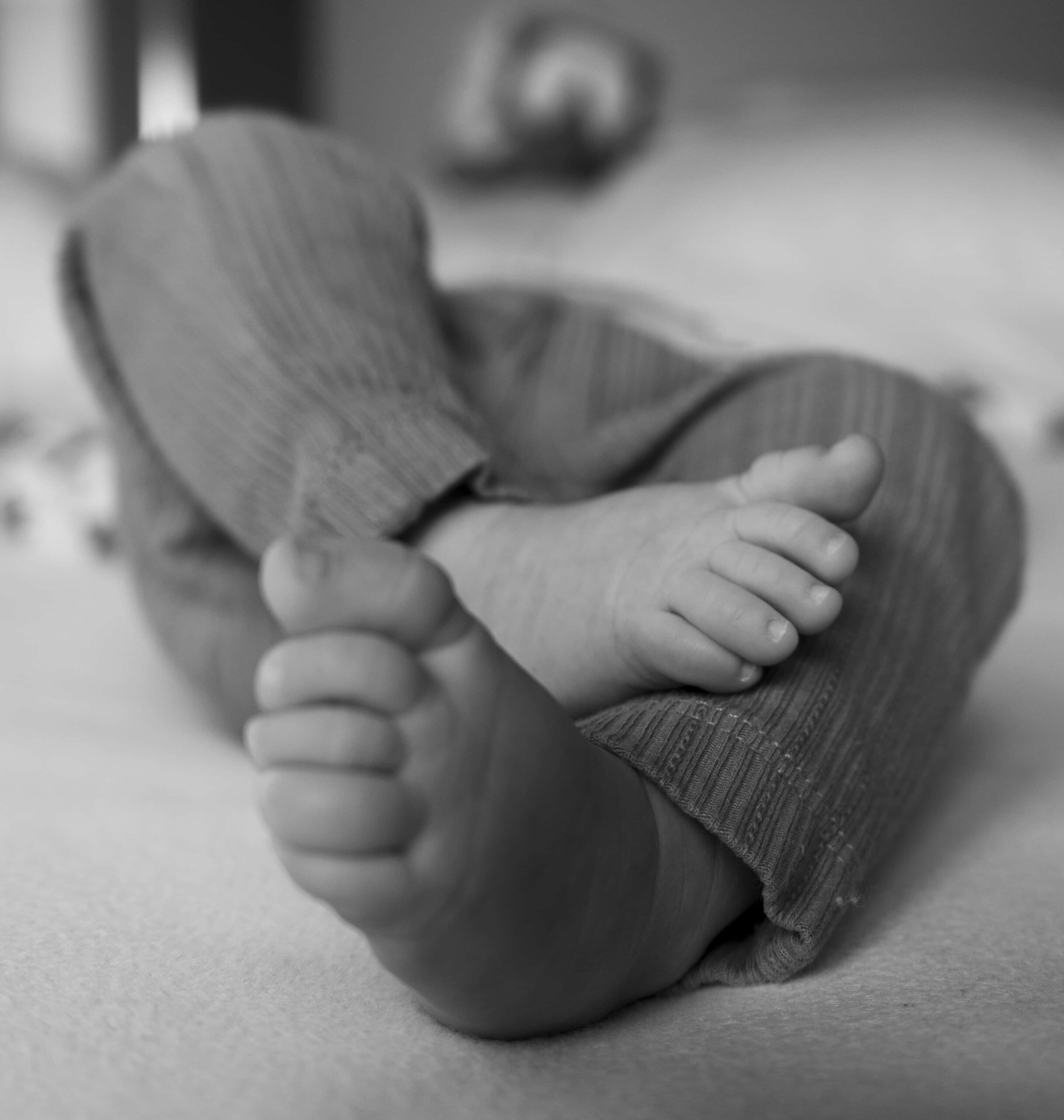 Babyvoetjes liefdevol vastgelegd in natuurlijke stijl tijdens fotoshoot in Kaatsheuvel
