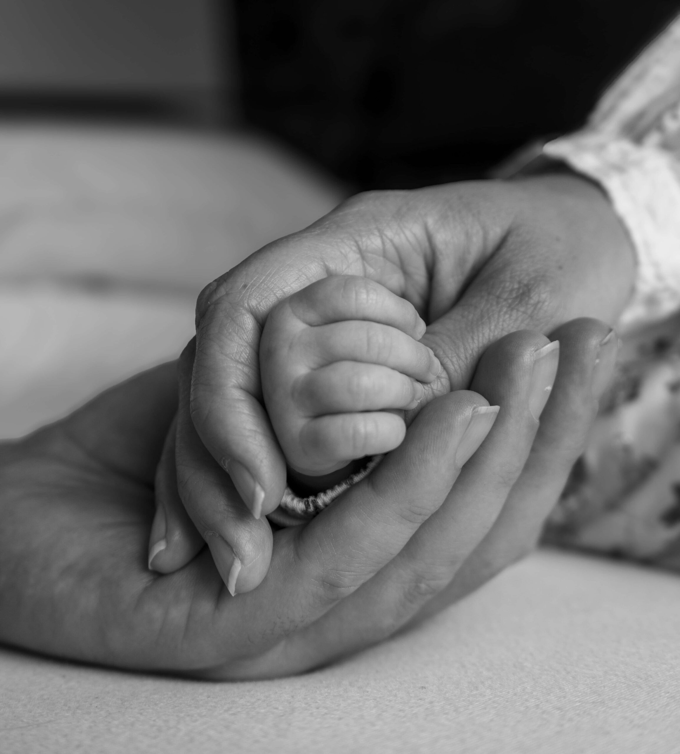 Detailfoto van kleine babyhandjes vastgehouden door vader en moeder tijdens fotoshoot in Kaatsheuvel